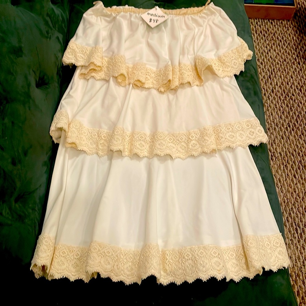Judith March Woman’s sleeveless ivory short dress